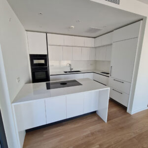 Κατασκευή Επίπλων Κουζίνας με Νησίδα White